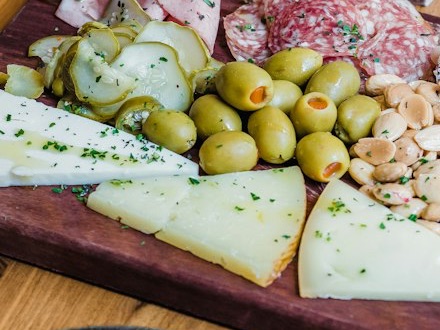 Queso curado, pepinillos y olivas rellenas