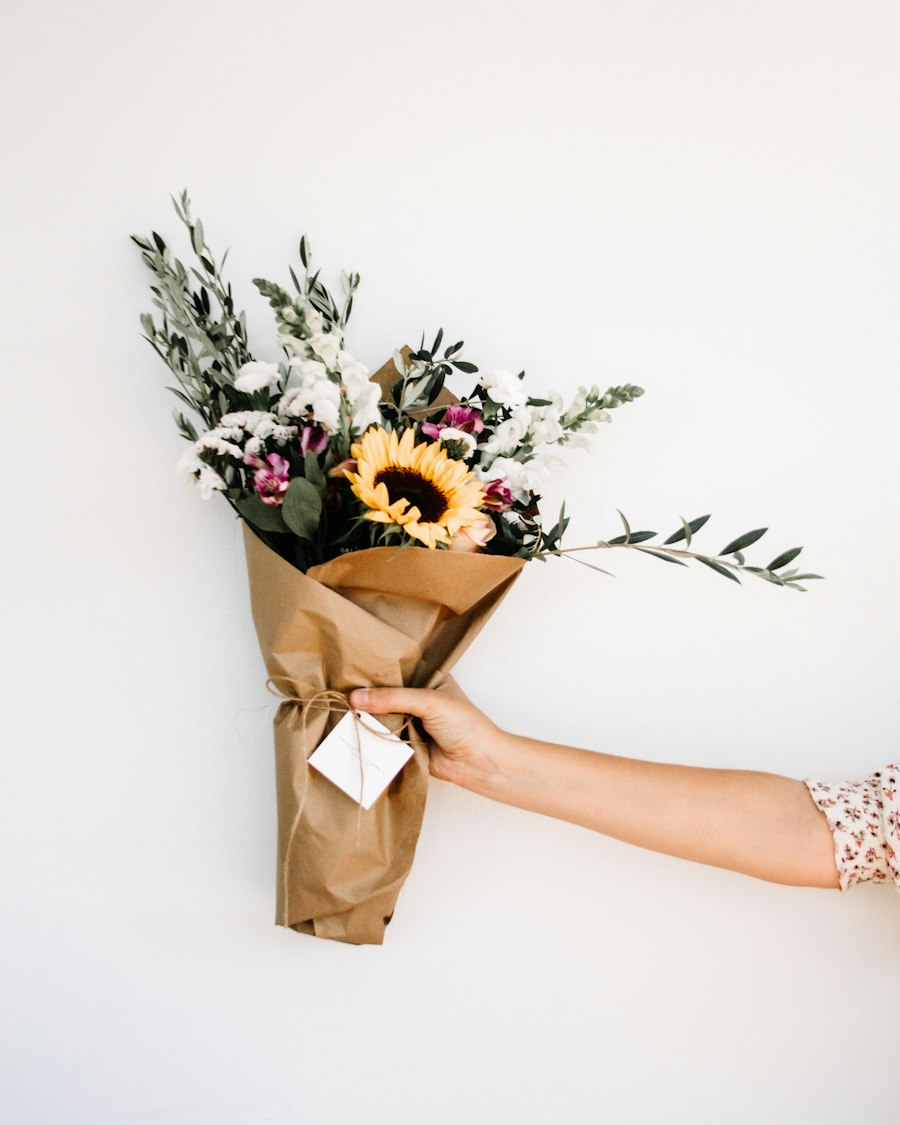 Ramo de temporada con girasol y eucalipto, envuelto en papel kraft