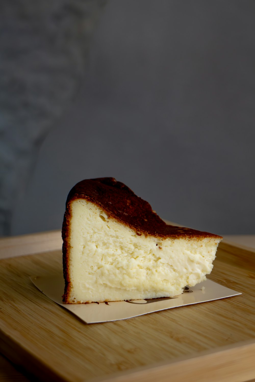 Porción de tarta de queso vasca con la parte de arriba muy tostada