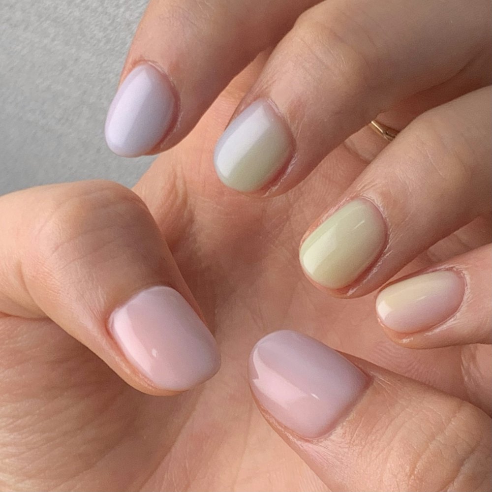 Uñas cortas en tonos pastel: rosa, lila y verde