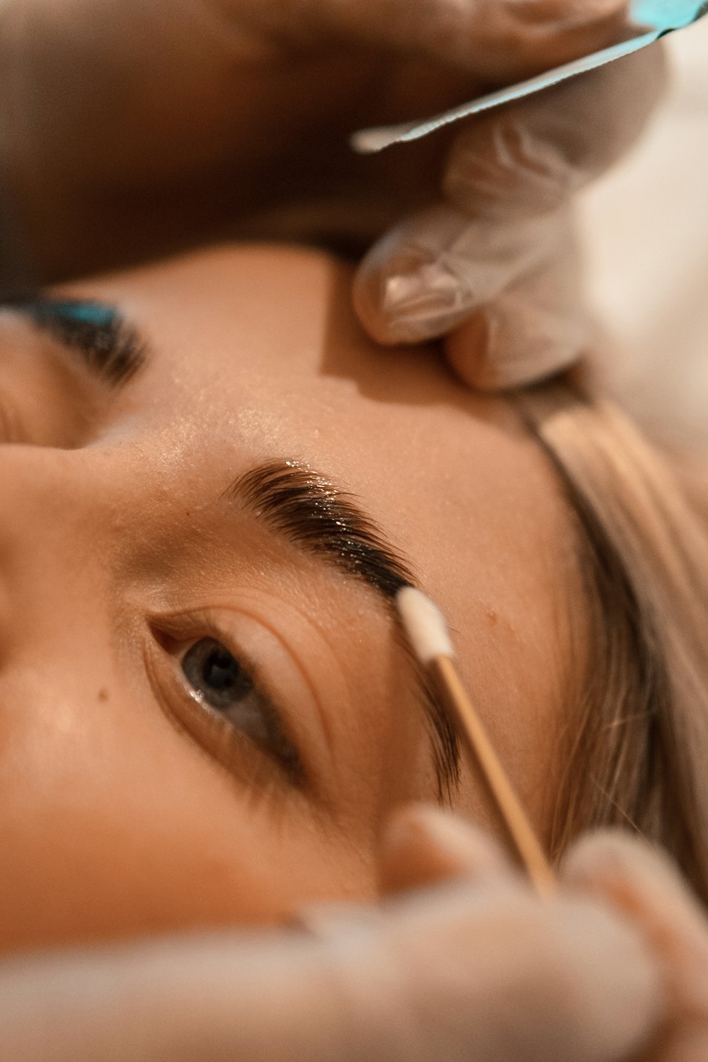 Cepillado de cejas después del laminado