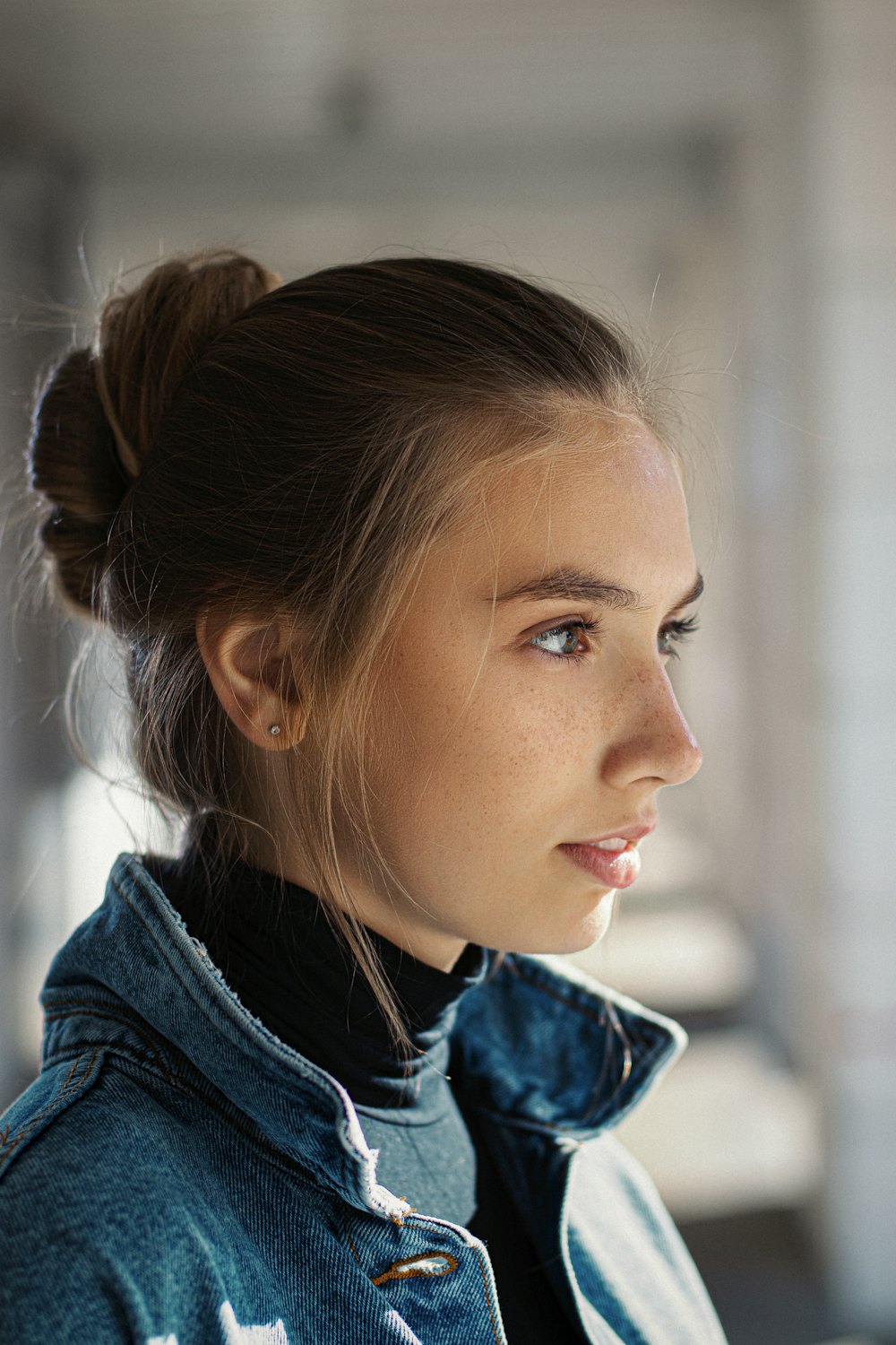Retrato de Marta, moño bajo y chaqueta vaquera