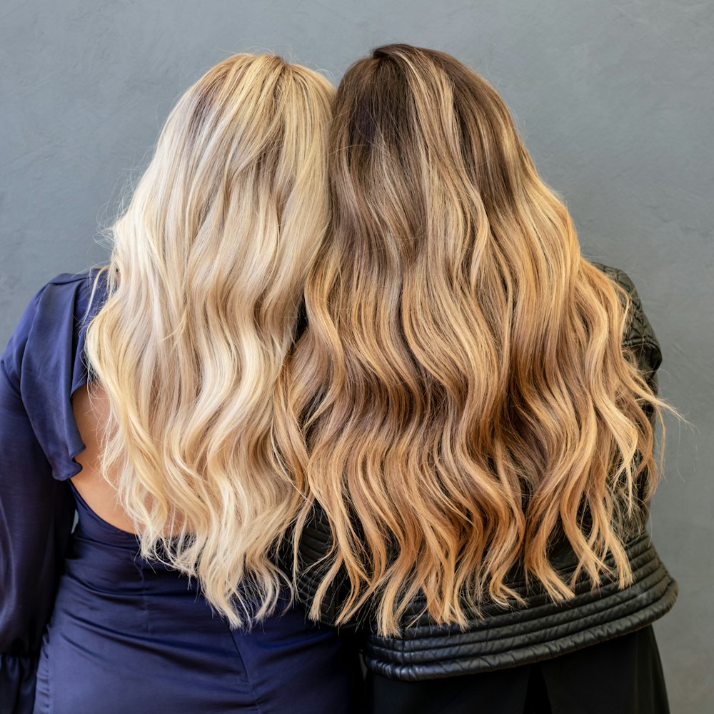 Dos melenas rubias con ondas suaves