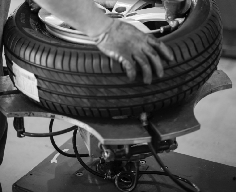 Tyre changer with a wheel on it